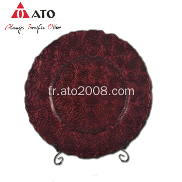 Assiette en verre rouge avec motif rose